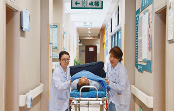 “健康敲门”守护最美夕阳红,“